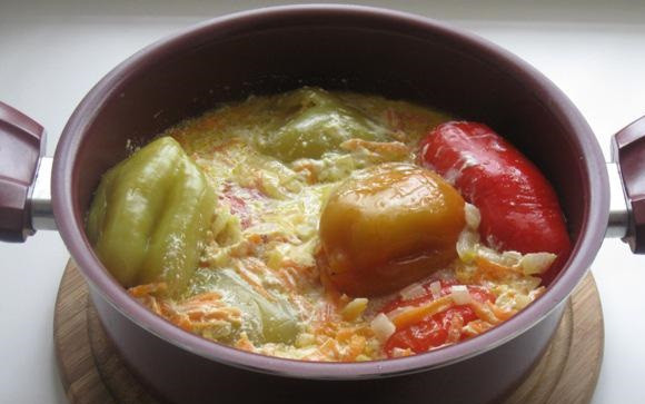 1. Этап. Фаршированный перец в сметанном соусе: 8. Приготовленный соус выложить к перцам. Добавить около 250 миллилитров воды или овощного бульона.