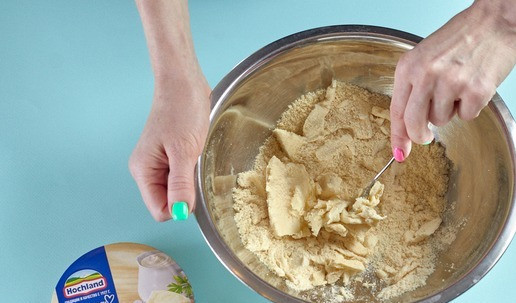 1. Этап. Миндально-кокосовые крекеры: Как и в обычном песочном тесте растереть муку с маслом и сыром в крошку.