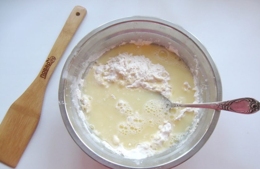 1. Этап. Торт закусочный Грибная фантазия: Влейте яйцо с водой, добавьте уксус и перемешайте.