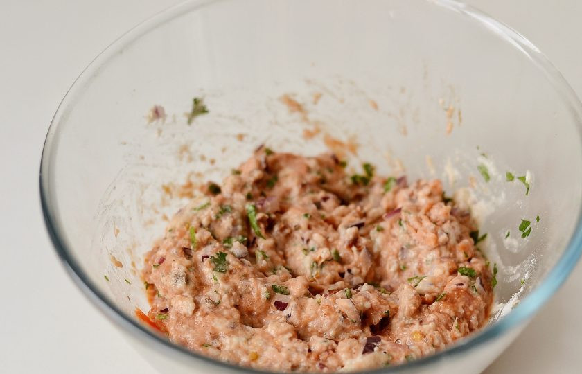 1. Этап. Томатные котлеты: Добавьте муку, хорошо размешайте. Тесто по консистенции должно напоминать густую сметану. Уберите тесто в холодильник на полчаса, чтобы оно немного загустело.