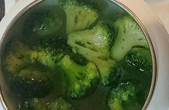 1. Этап. Куриная грудка с брокколи и сыром: Брокколи отварите до готовности в кипящей воде (на это уйдет примерно 10 минут).