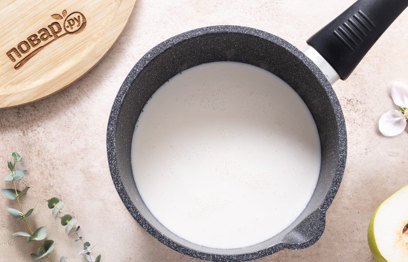 1. Этап. Полента с грушами: Доведите до кипения молоко в кастрюле с толстым дном. Добавьте щепотку соли.