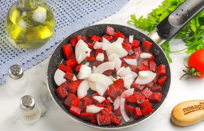 1. Этап. Жареная индейка со свеклой: В это время очистите и промойте лук, половину луковицы нарежьте полукольцами. Добавьте к свекле и обжарьте на умеренном нагреве еще 3-4 минуты.