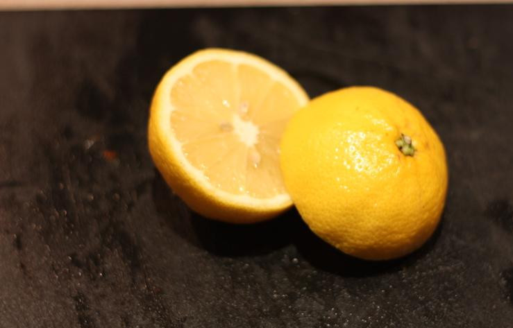 1. Этап. Острые бутерброды с креветками: Через 2 минуты, когда креветки немного порозовеют, выдавливаем в сковороду сок одного лимона.