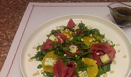 1. Этап. Новогодний салат мандариновый с сыровяленой индейкой: Добавить сыр, осыпать орешками и полить заправкой