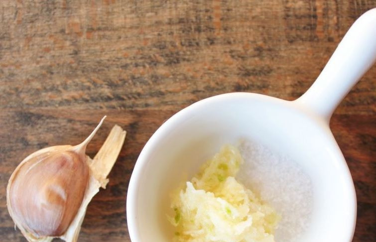 1. Этап. Быстрый легкий салат: Зубчики чеснока очистите от шелухи и натрите их на терке. Также можно пропустить чеснок через пресс или просто мелко нарезать острым ножом.