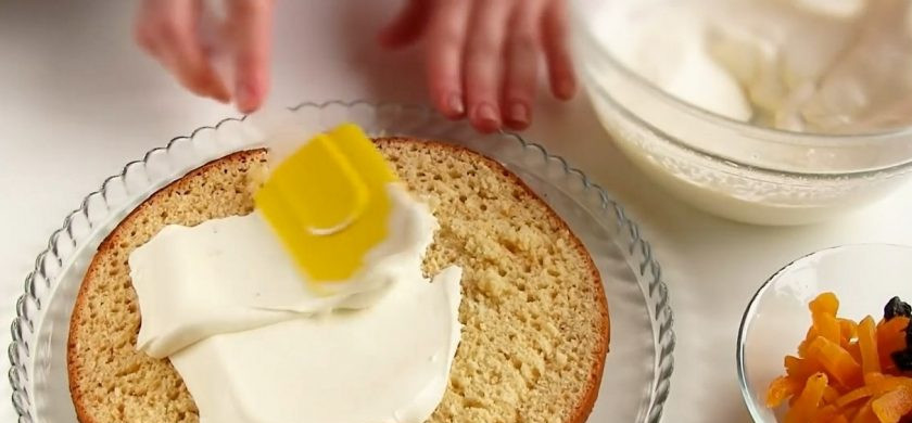 1. Этап. Простой быстрый медовик на кефире: 4. С остывшего коржа срежьте и измельчите верхушку, это будет крошка. Корж разрежьте на две части и смажьте кремом. Выложите на крем нарезанные курагу и чернослив.