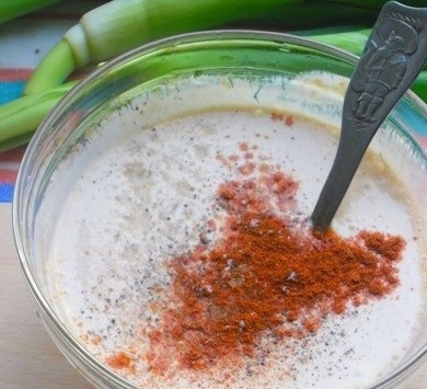 1. Этап. Соус к кальмарам: В полученную смесь добавьте паприку и черный молотый перец. Хорошенько все перемешайте, попробуйте соус: возможно, к нему нужно будет добавить немного соли (по вашему вкусу). Готовый соус храните в холодильнике и на стол подавайте охлажденным.