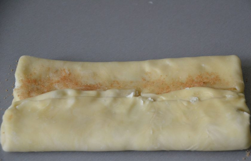 1. Этап. Печенье Арлетт: Подверните края теста к центру.