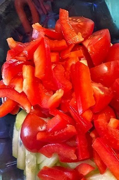 1. Этап. Салат с морковью и коктейльными томатами: Далее соломкой нарезаем болгарский перец и также добавляем к остальным овощам