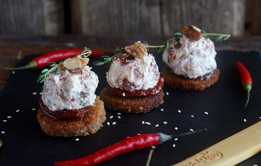 1. Этап. Закуска Снежки: 8. Из полученной массы скатайте шарики и выложите на кружки хлеба. Приятного аппетита!