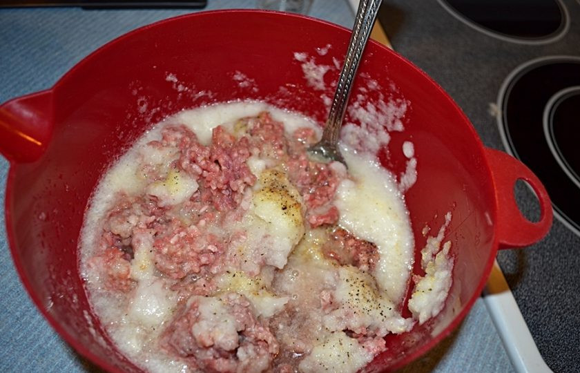 1. Этап. Чебуреки домашние с мясом: 1. В миску выложите говяжий фарш, измельчите лук и добавьте его к фаршу, добавьте все специи и соль по вкусу, влейте воду и хорошенько все перемешайте.