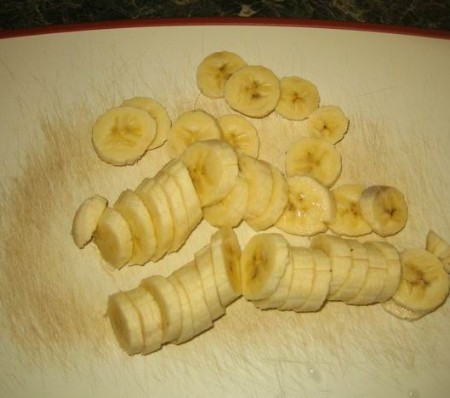 1. Stage. Banana liquor: Take bananas very ripe, greenish can ruin the taste. Peel the bananas and chop.