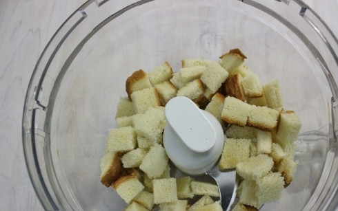 1. Этап. Куриное филе в сухарях: Нарежьте хлеб кубиками и измельчите в кухонном комбайне.