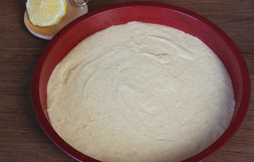 1. Этап. Пирог с лимоном: Готовое тесто перекладываем в силиконовую форму и отправляем в разогретую духовку. Выпекаем при температуре 180 градусов около 30 минут.