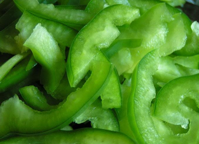 1. Этап. Курица по-китайски с ананасами: Пока филе маринуется, мы займемся подготовкой овощей. Перец моем и нарезаем полукольцами.