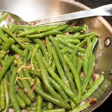 1. Этап. Фасоль стручковая жареная: 9. Добавьте лимонную цедру, лимонный сок, посолите и поперчите. Перемешайте.