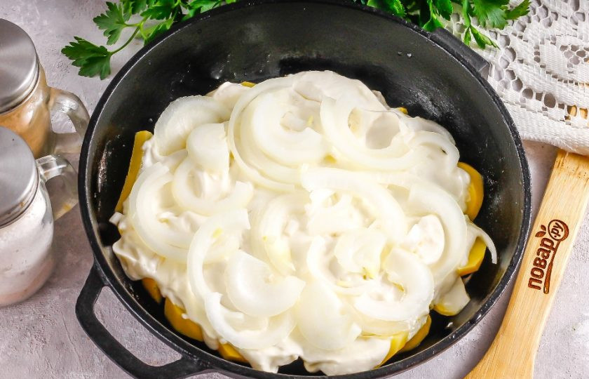 1. Этап. Картошка с мясом в духовке: Очистите картофель и лук от кожуры, промойте в воде. Нарежьте картофель кружочками или ломтиками, лук — полукольцами. Смажьте форму для запекания растительным маслом и выложите в нее картофельную нарезку. Посолите. Смажьте картофель сметаной любой жирности или майонезом. Можно залить даже кефиром, если вы любите менее калорийные варианты. Сверху выложите луковую нарезку.