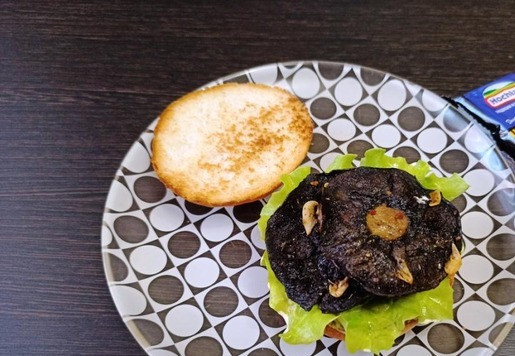 1. Этап. Бургер с запечёнными лесными грибами: ...2-3 шляпки запеченных моховиков