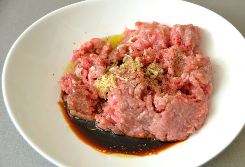 1. Этап. Шепардский пирог: В фарш влейте столовую ложку оливкового масла, столовую ложку соевого соуса, поперчите и обжарьте на сковороде.