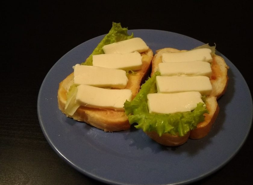 1. Этап. Сэндвичи с курицей и сыром: 5. Затем выложите кусочки сыра.