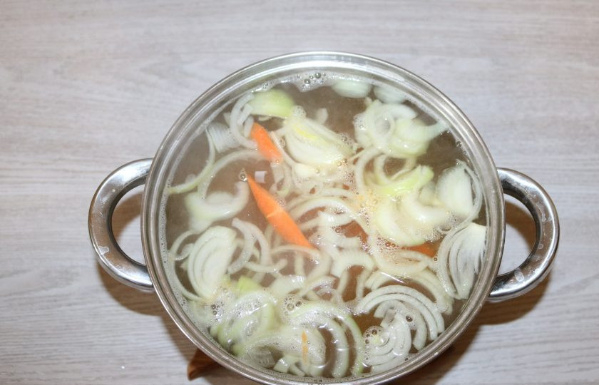 1. Этап. Суп Лывжа: Добавьте морковь, варите 15 минут.