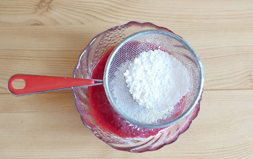 1. Этап. Малиновый кули: Вводите ее через сито, чтобы не попали мелкие комочки.