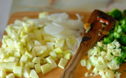 1. Этап. Бонский суп: В подсоленной кипящей воде отварите брокколи, цветную капусту и спаржевую фасоль (всего 1 минуту). Затем нарежьте мелкими кусочками.