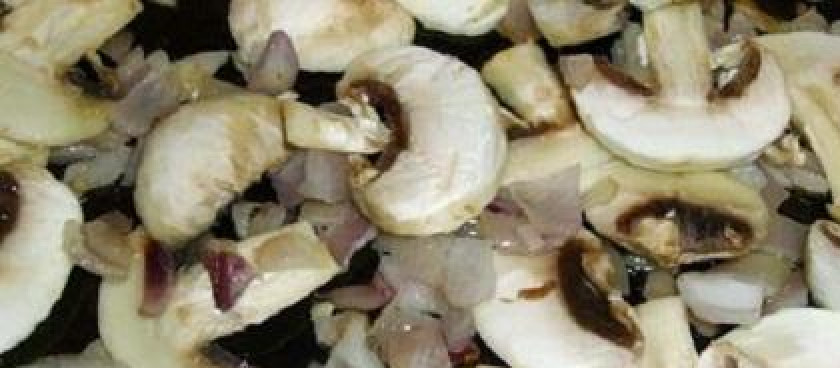 1. Этап. Горбуша с грибами: 2. Лук почистить и мелко порубить. Грибы крупно нарезать. Разогреть в сковороде растительное масло и обжарить лук. Добавить к луку грибы. Когда грибы поджарятся и станут мягче, отставьте сковороду с огня.