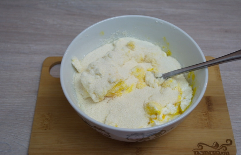 1. Этап. Запеканка из творога в духовке: Растопите сливочное масло. Влейте его в тесто. При помощи вилки вымешайте тесто до однородности.