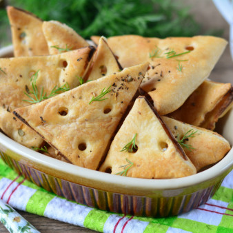 Сырное печенье из слоеного теста