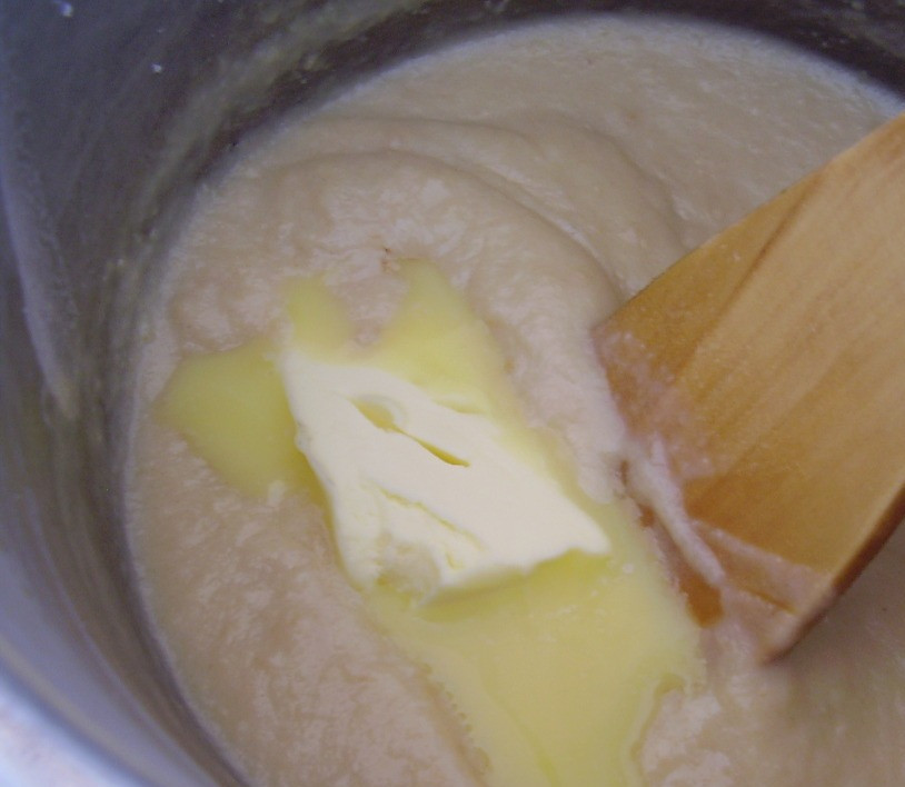 1. Этап. Торт Аквариум: 4. Обжариваем муку, охлаждаем и смешиваем с яйцами. Нагреваем молоко и сахар, доводим до кипения и постоянно помешиваем. После загустения даем остыть, добавляем сливочное масло и ванильный сахар. Я в конце взбиваю крем миксером и отправляю в холодильник застыть.