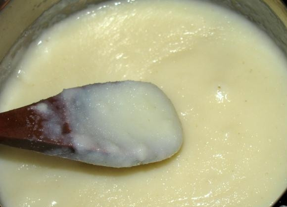 1. Этап. Заварной крем из манки: Варите до загустения, не переставая помешивать.