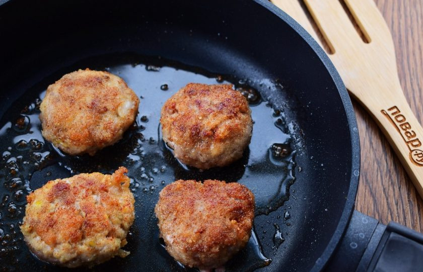 1. Этап. Школьные котлеты с гречкой: На сковороде разогрейте растительное масло, обжарьте котлеты с двух сторон по 3 минуты на сильном огне. Затем налейте 1/3 стакана воды, накройте крышкой и тушите на умеренном огне в течение 5 минут.