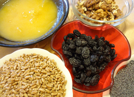 1. Этап. Сочиво с лимончиком: 1. В череде Рождественских праздников главное место отдают сочиву - традиционному блюду, которое должно в этот день быть на каждом столе. Готовить будем его из пшеницы с добавлением лимонного сока, мака, изюма, меда и орехов.