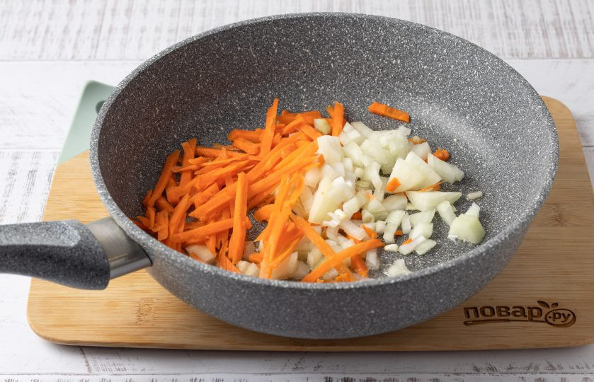 1. Этап. Булгур с овощами на плите: Разогрейте сковороду на среднем огне с растительным маслом. Обжарьте репчатый лук с морковью до золотистого цвета 2-3 минуты.