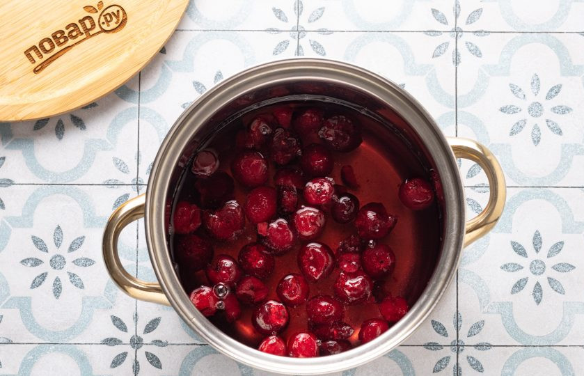 1. Этап. Кисель из замороженной вишни: Залейте замороженную вишню холодной водой. Размораживать ягоды не нужно.