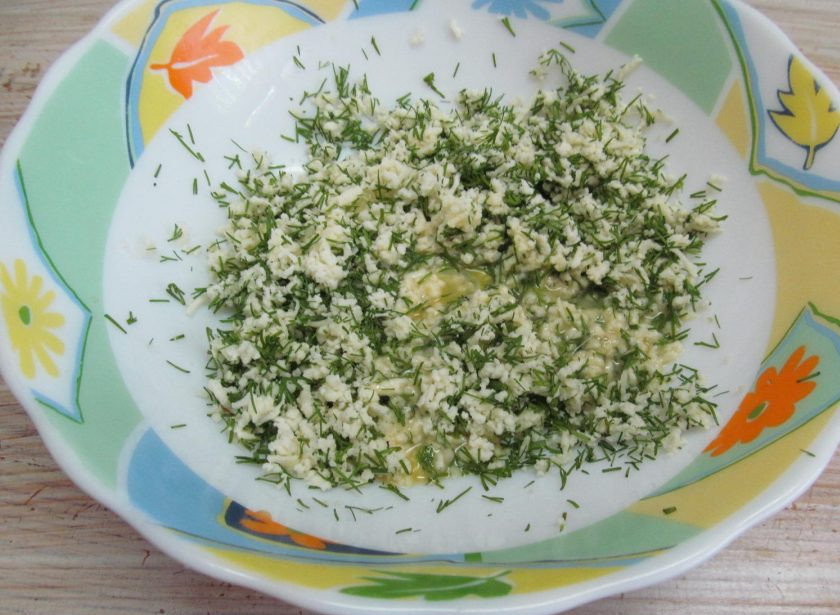 1. Этап. Лепешки на простокваше с творогом и зеленью: Мелко нарезать укроп, смешать с творогом и вторым сырым яйцом. Соль — по вкусу.