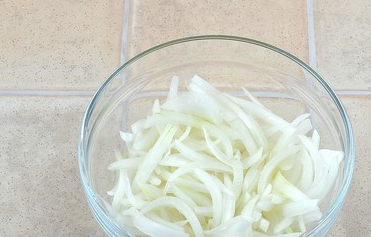 1. Этап. Простой салат из говядины: Лук очищаем и нарезаем полукольцами, кладем в глубокую мисочку и заливаем уксусом + 2 ст.л. воды. Оставляем мариноваться 15 минут.