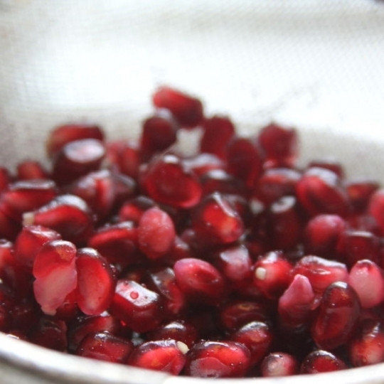 1. Этап. Салат из рыбных консервов: Чистим гранат, извлекаем зерна граната, откидываем их на дуршлаг (чтобы стек лишний сок, ведь во время чистки граната обязательно повредим некоторые зернышки, а красный сок в салате нам не нужен).