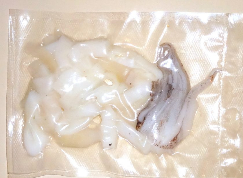 1. Этап. Салат с кальмарами и ананасом: 1. Кальмары у меня в вакууме, они охлажденные и уже очищенные, нарежьте их полосками, затем залейте кипятком на 1 минуту, потом обсушите салфетками.