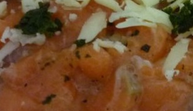 1. Этап. Рыбные рулеты с начинкой: Семгу также порежьте, окуните в яйцо и выложите на фольгу. Посыпьте тертым сыром. Отварите два яйца вкрутую, порежьте и также посыпьте рыбу.