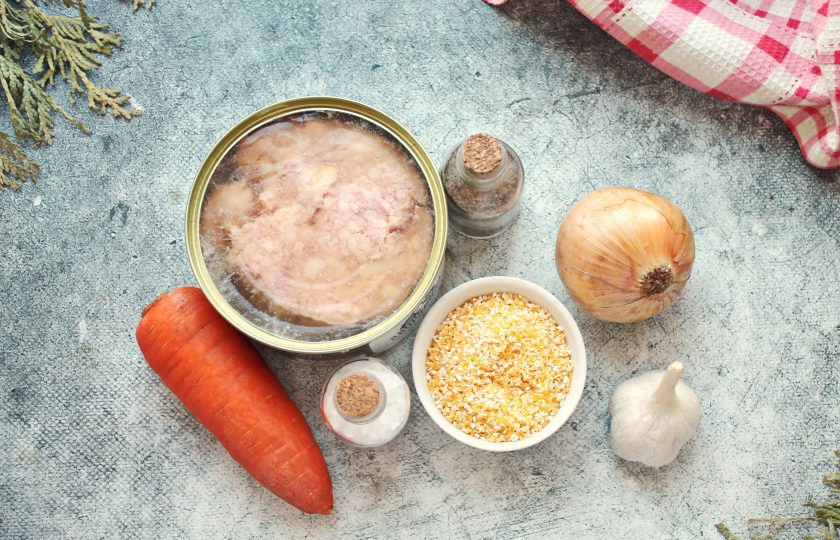 1. Этап. Кукурузная каша с тушенкой: Подготовьте все необходимые ингредиенты для приготовления кукурузной каши с тушенкой. Овощи почистите и вымойте, тушенку откройте.