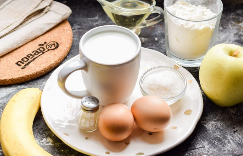 1. Этап. Блинчики с яблоком и бананом: Подготовьте ингредиенты.