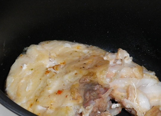 1. Этап. Стейк трески в мультиварке: 4. Выложите в разогретое масло и жарьте с двух сторон до румяной корочки. Когда стейк трески будет готов, аккуратно достаньте его из чаши и сразу же подавайте к столу.