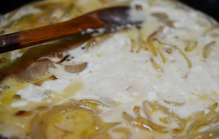 1. Этап. Пирог с рыбой и луком в горчичном соусе: Влейте сливки.