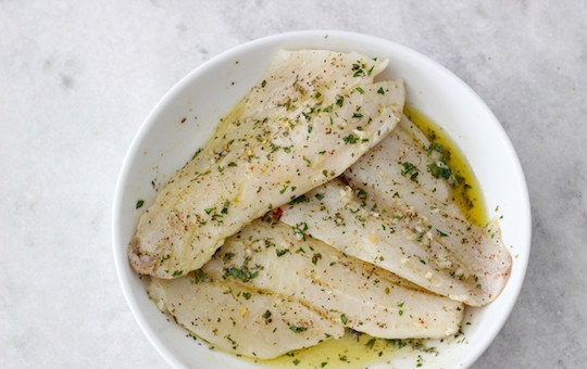 1. Этап. Запеченная треска с томатами: 2. Замаринуйте филе рыбы в половине приготовленного соуса.