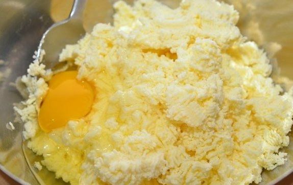 1. Этап. Сдобные пирожки с творогом: Пока тесто поднимается, мы можем приготовить начинку для пирожков. Творог перетираем через сито, чтобы он был более нежный, добавляем к нему яйцо и перемешиваем все.