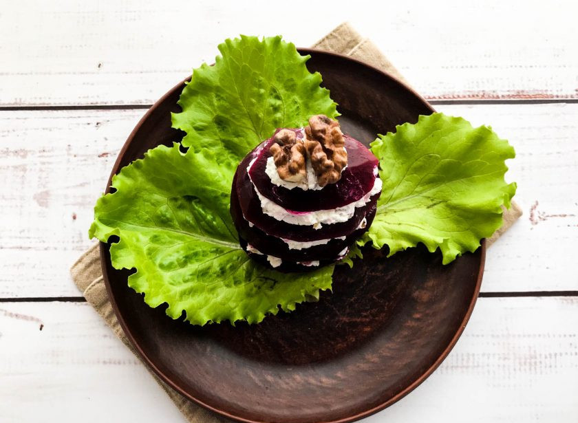 1. Этап. Свекольный мильфей: Продолжайте выкладывать, пока свекла не закончится. Сверху украсьте целым грецким орехом.