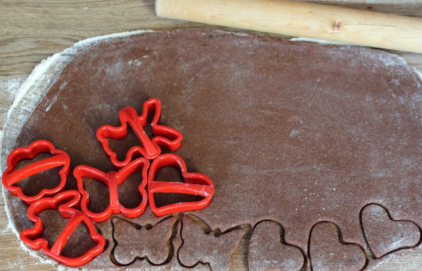 1. Этап. Пряники без меда: Пряничное тесто раскатываем в пласт толщиной 4-5 мм. Вырезаем пряники.